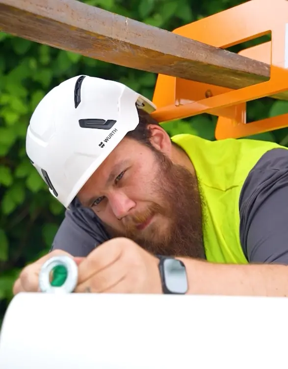 Monteur prüft die Montage an einer Ladesäule